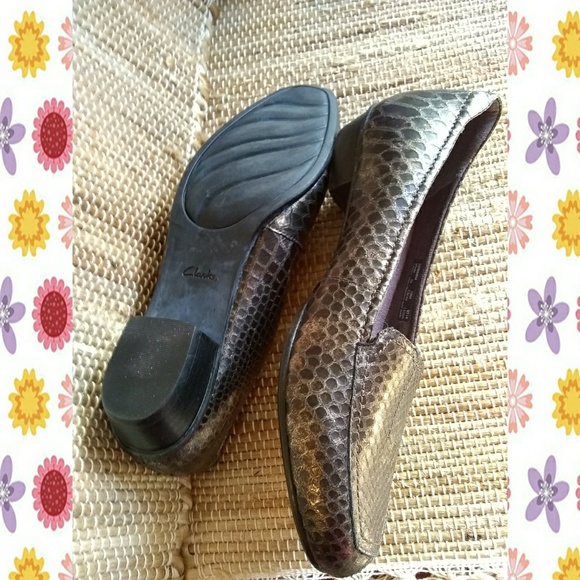 CLARKS ARTISAN SNAKE PRINT COMFORT LOAFERS - Picture 3 of 6
